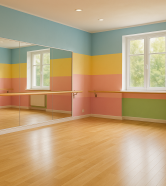 Studiou de dans pentru copii, cu pereți colorați, oglinzi mari și podea din lemn, luminat natural, fără persoane